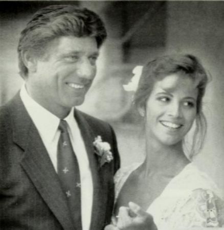 Deborah Mays and Joe Namath married in 1984 despite their 19 years age gap.